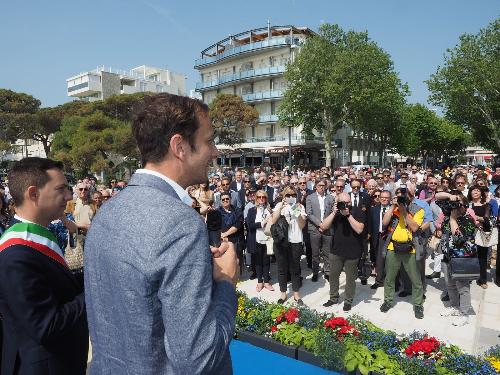 Il governatore Massimiliano Fedriga, al centro, con il sindaco di Lignano Sabbiadoro Luca Fanotto all'inaugurazione della stagione balneare della località rivierasca